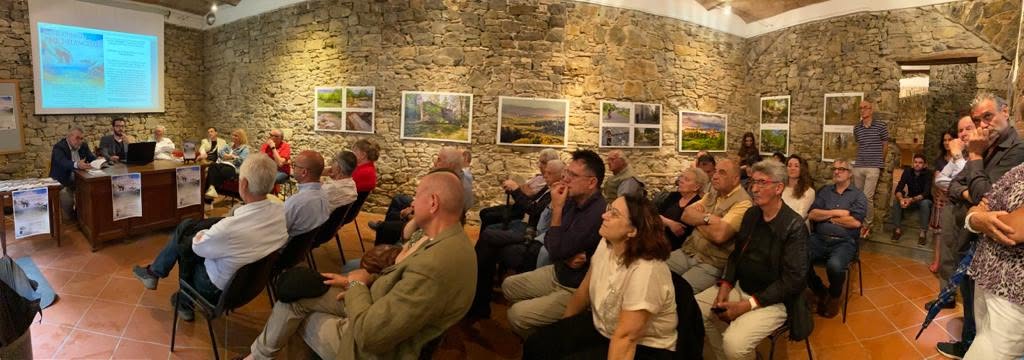 Una panoramica del pubblico e dello spazio della presentazione. Il Chianti di Michelangelo, Castellina 2023.