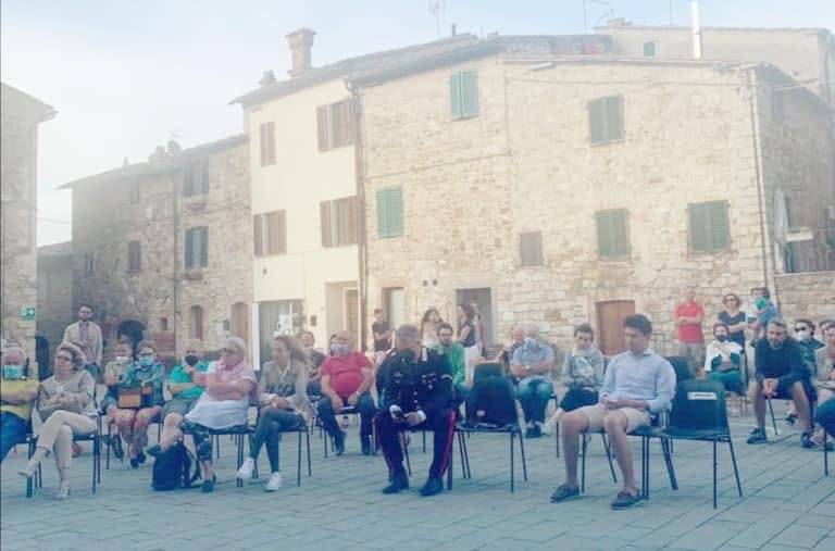 Il pubblico riunito per la presentazione del libro. La guerra sulle colline, Castellina 2021.