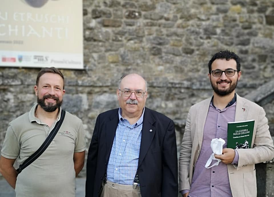 Una fotografia di gruppo in occasione della presentazione. La guerra sulle colline, Castellina 2021.