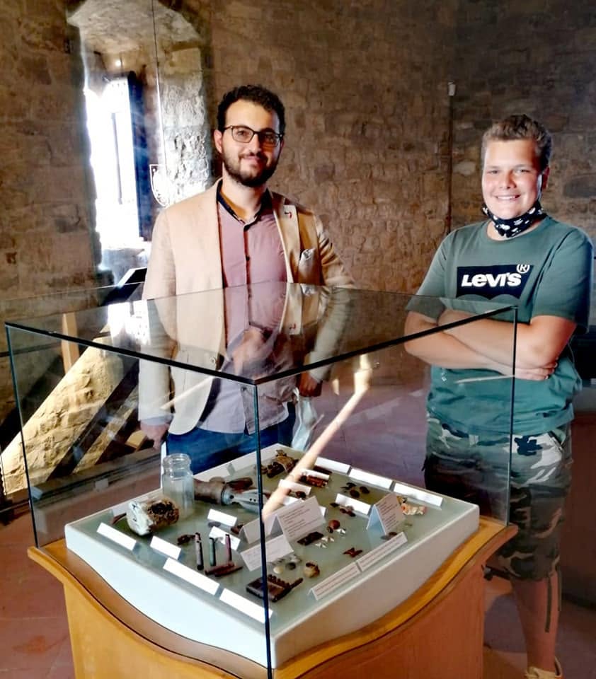 Una delle vetrine della mostra dedicata alla memoria della guerra. La guerra sulle colline, Castellina 2021.