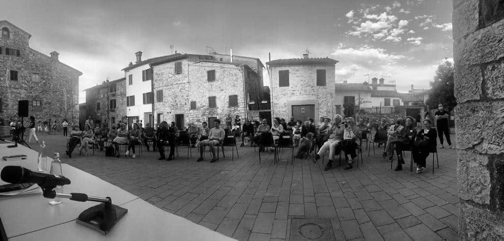 La presentazione del libro in una veduta d’insieme. La guerra sulle colline, Castellina 2021.