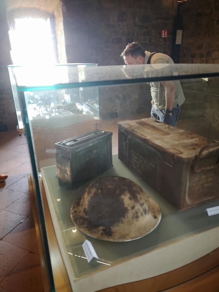 Una delle vetrine dedicate alla memoria materiale del conflitto. La guerra sulle colline, Castellina 2021.