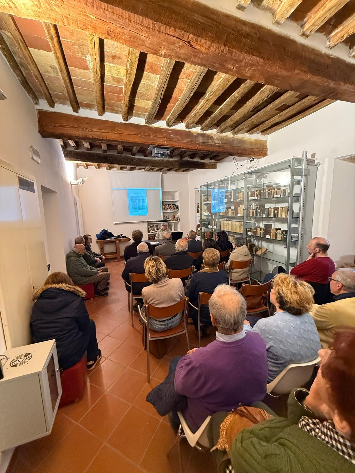 Il pubblico riunito negli spazi della Biblioteca comunale «Otello Terzani».