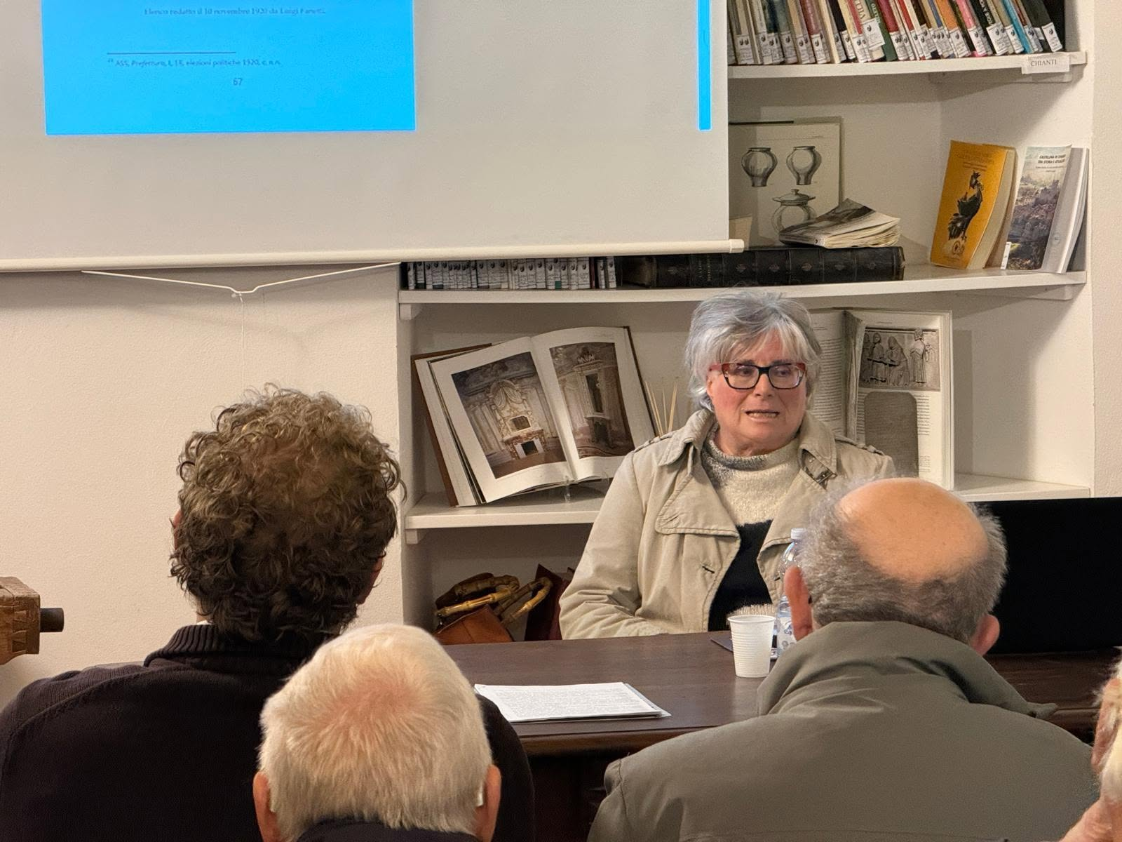 Un intervento durante l’incontro: alle pagine del libro si sono affiancati ricordi e testimonianze.