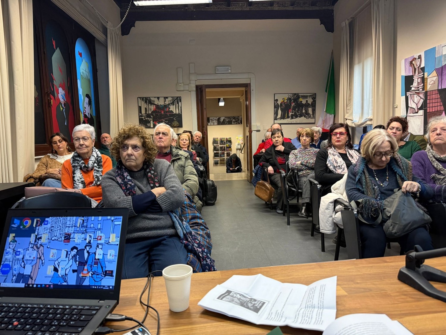 Il pubblico all’incontro sulle pietre d’inciampo nel territorio senese.
