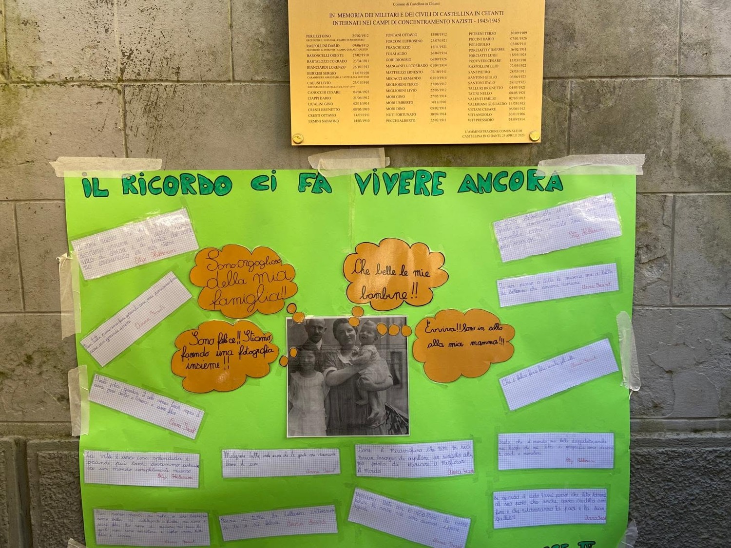 Il cartellone dei bambini della scuola primaria di Castellina, collocato temporaneamente presso le pietre d’inciampo.