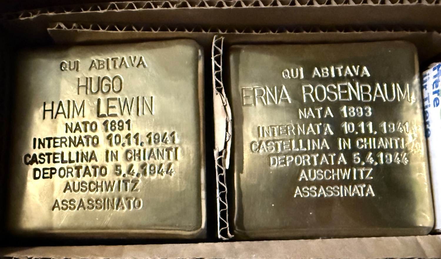 Le due pietre dedicate a Hugo Haim Lewin ed Erna Rosenbaum prima della collocazione.