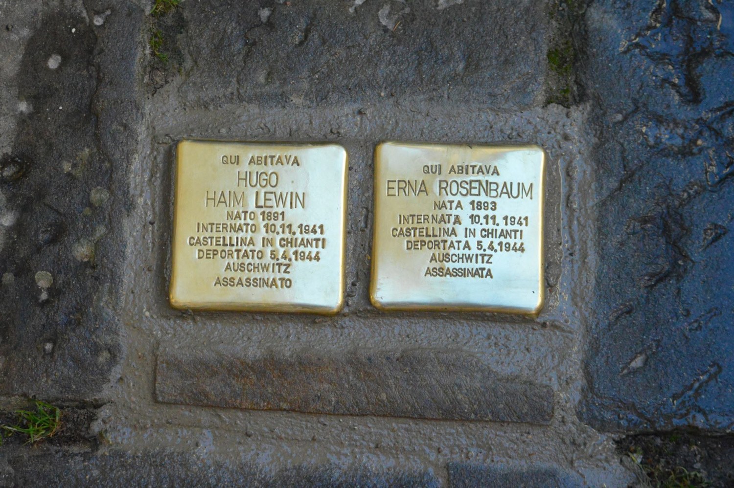 Le pietre d’inciampo posate nella pavimentazione di via Ferruccio.