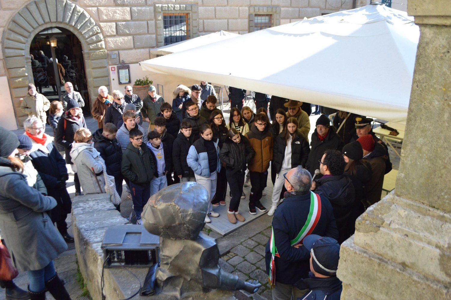 Gli studenti e i partecipanti riuniti nella piazzetta della fontana per la cerimonia.