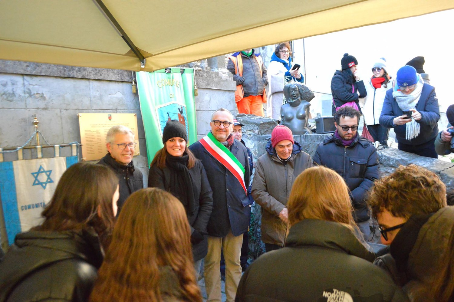 Un momento condiviso al termine della cerimonia in via Ferruccio.
