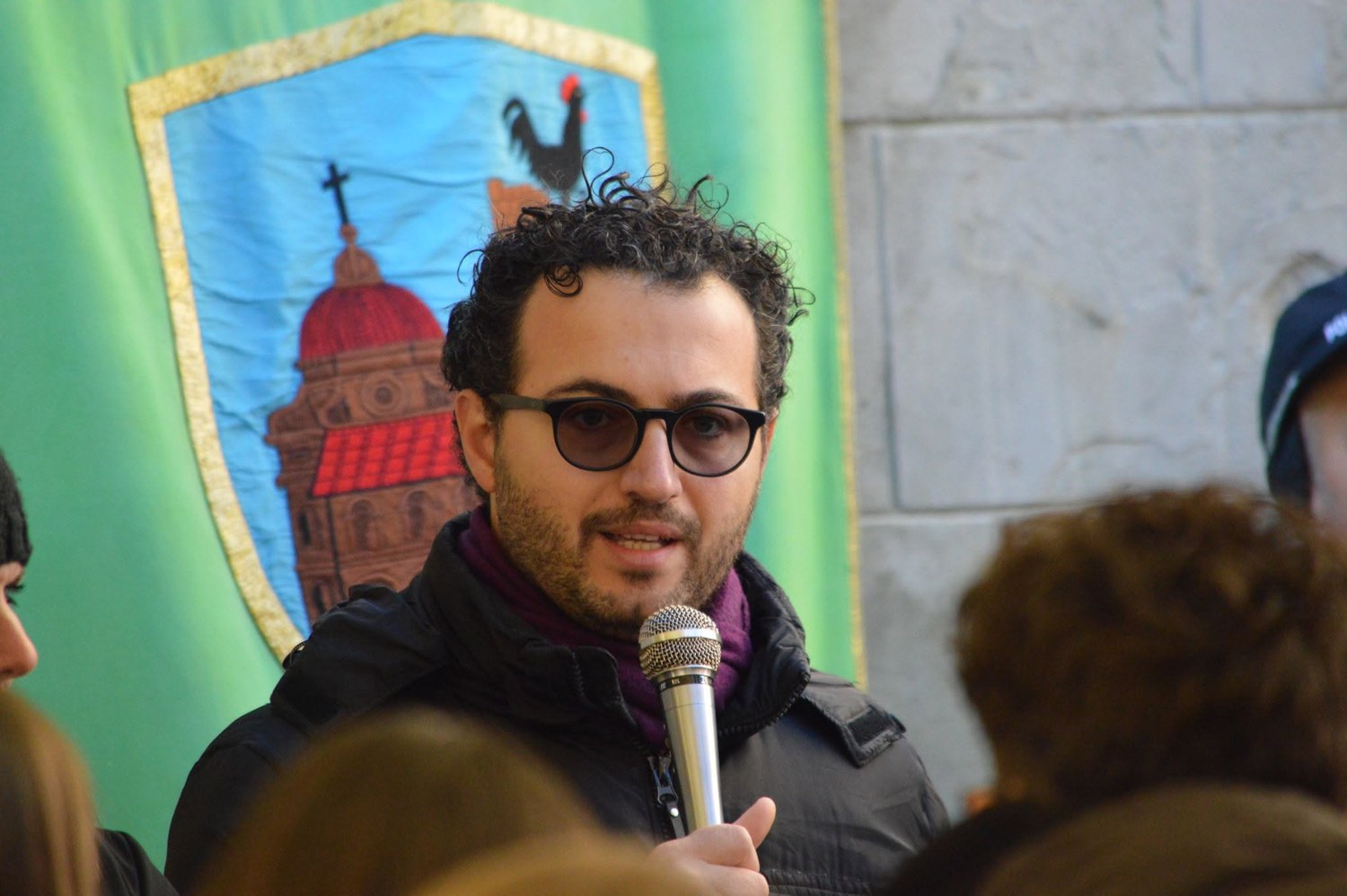 Un momento degli interventi davanti al gonfalone del Comune di Castellina.