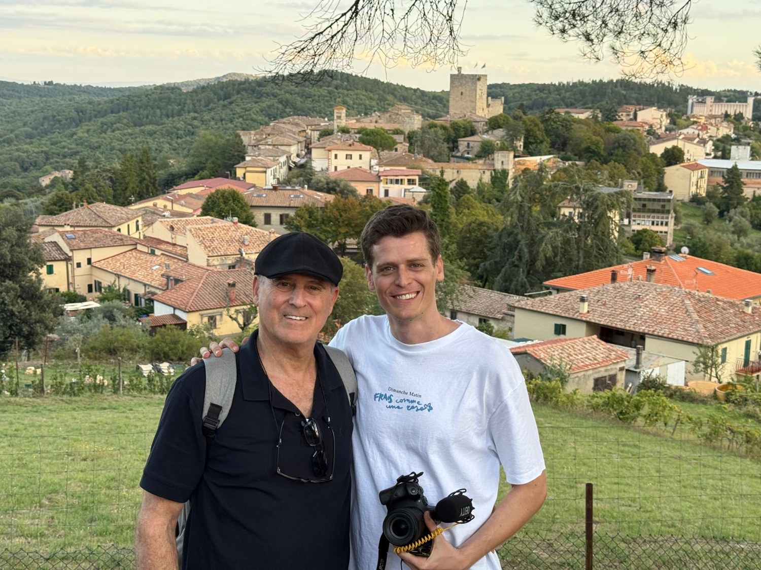 Akiva e Dan durante la visita del settembre 2025, con Castellina sullo sfondo.