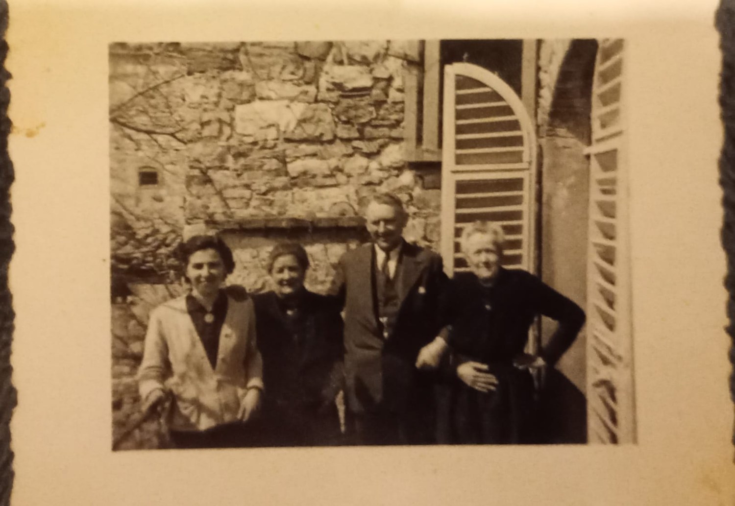 La terrazza dell’antica pensione in una fotografia della famiglia Mariani, condivisa da Serena dopo la visita.