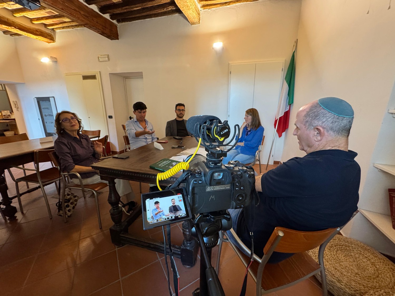 La raccolta di testimonianze e le riprese per il progetto di documentario di Dan.