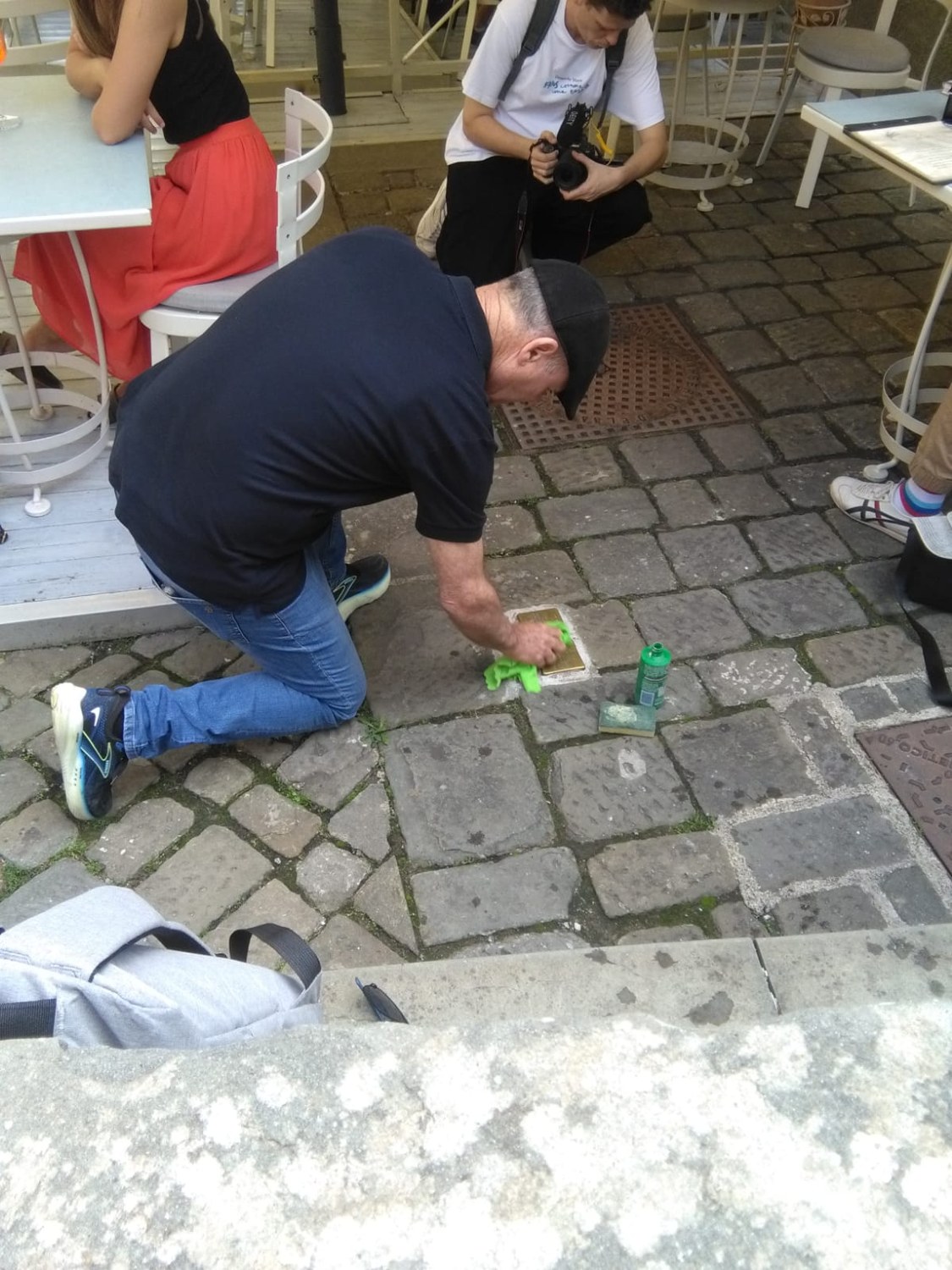 La pulizia delle pietre d’inciampo in via Ferruccio in occasione della visita.