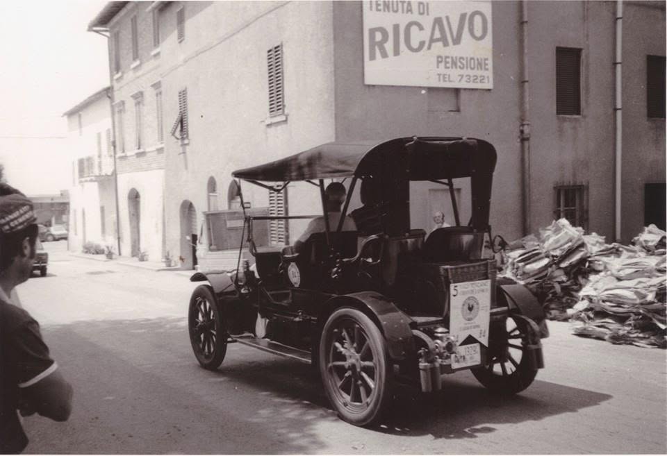 Un veicolo lungo una strada del paese, in una fotografia d’epoca. VivoInChianti, materiali di presentazione 2025.