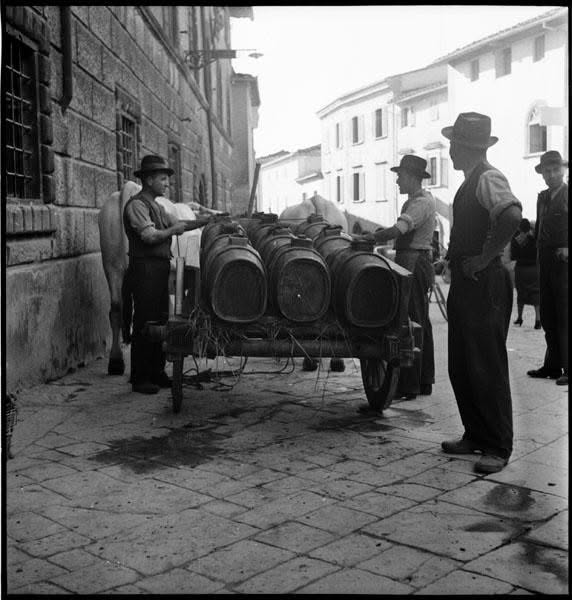 Il trasporto di botti in una fotografia storica. VivoInChianti, materiali di presentazione 2025.