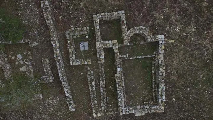 Veduta dall’alto dei ruderi della chiesa di San Michele.