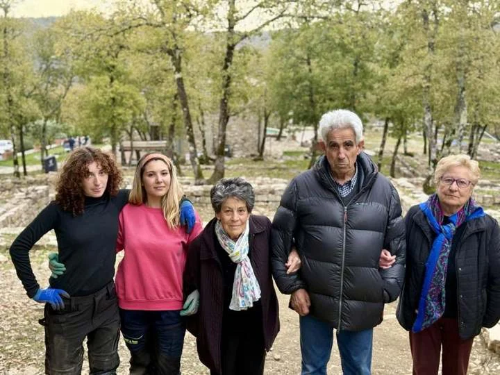 La visita degli ex residenti ai luoghi dello scavo.