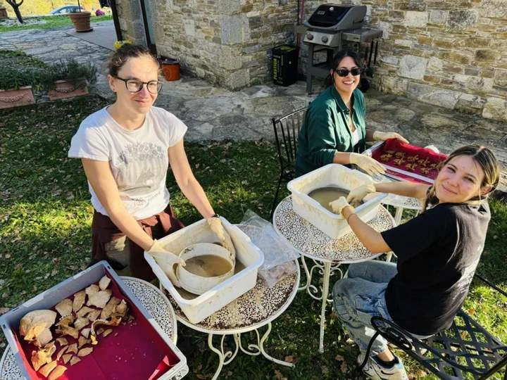 Materiali e lavoro di gruppo nel cantiere.
