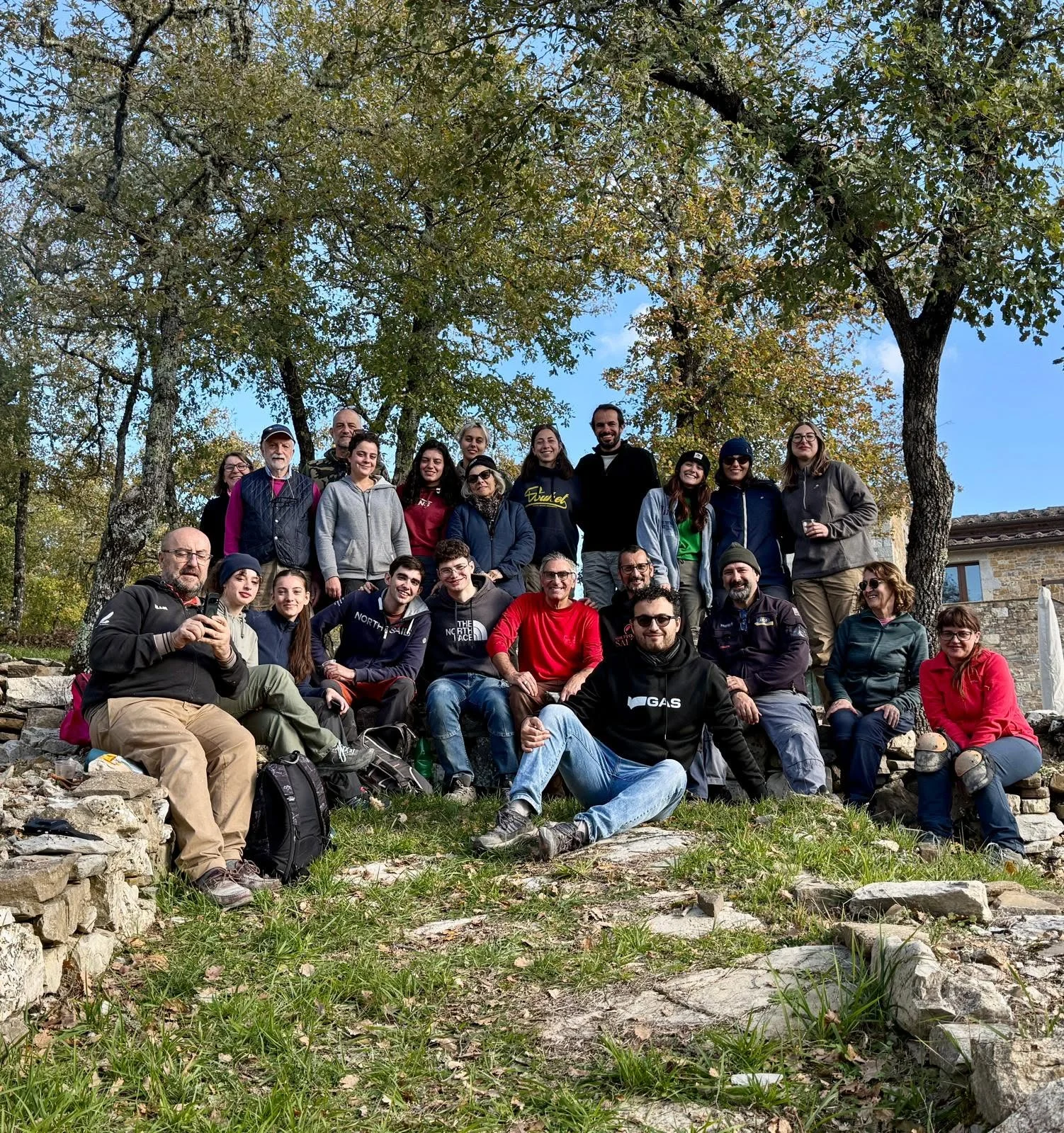 Soci e volontari del Gruppo Archeologico Salingolpe riuniti durante un’attività sul territorio.
